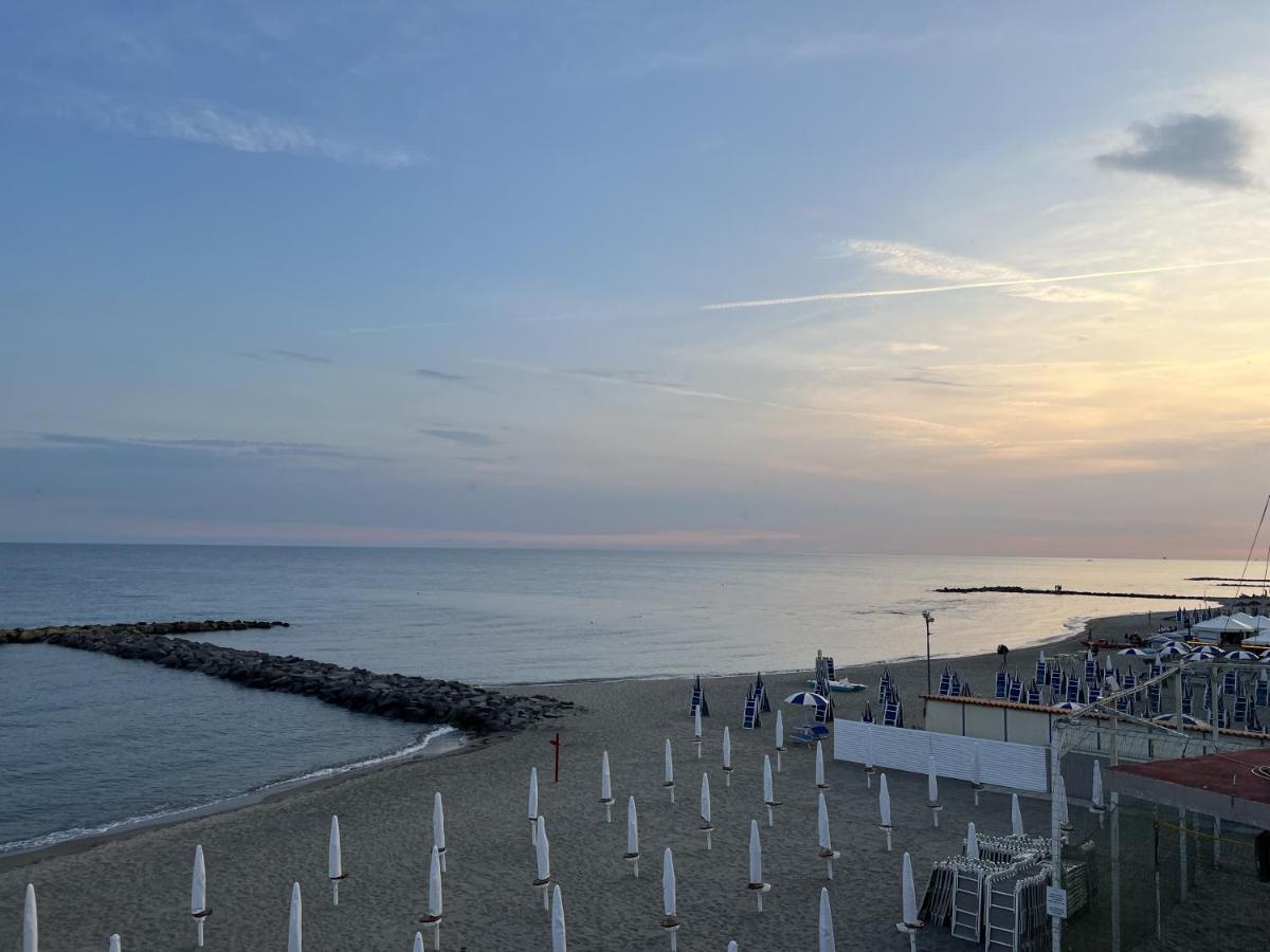 Lotus - Appartamento Sul Mare A Ostia Con Giardino Relax Exteriér fotografie